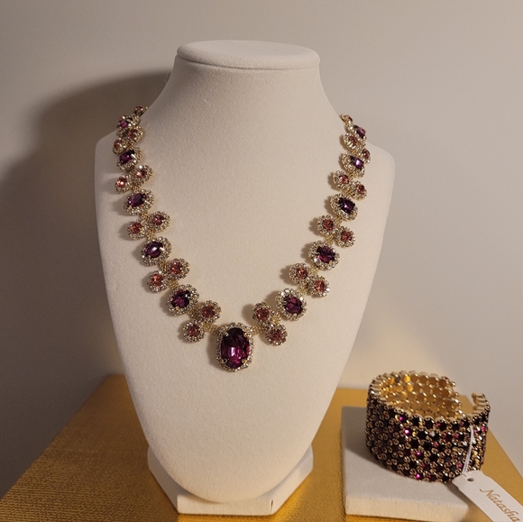Stunning Necklace and Bracelet Set. Purple Crystals. Gold Tone. Sparkling. - Picture 13 of 13